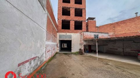 Edificio en venta con grandes posibilidades de inversión, compuesto por cuatro plantas, amplia terraza superior y una cochera con