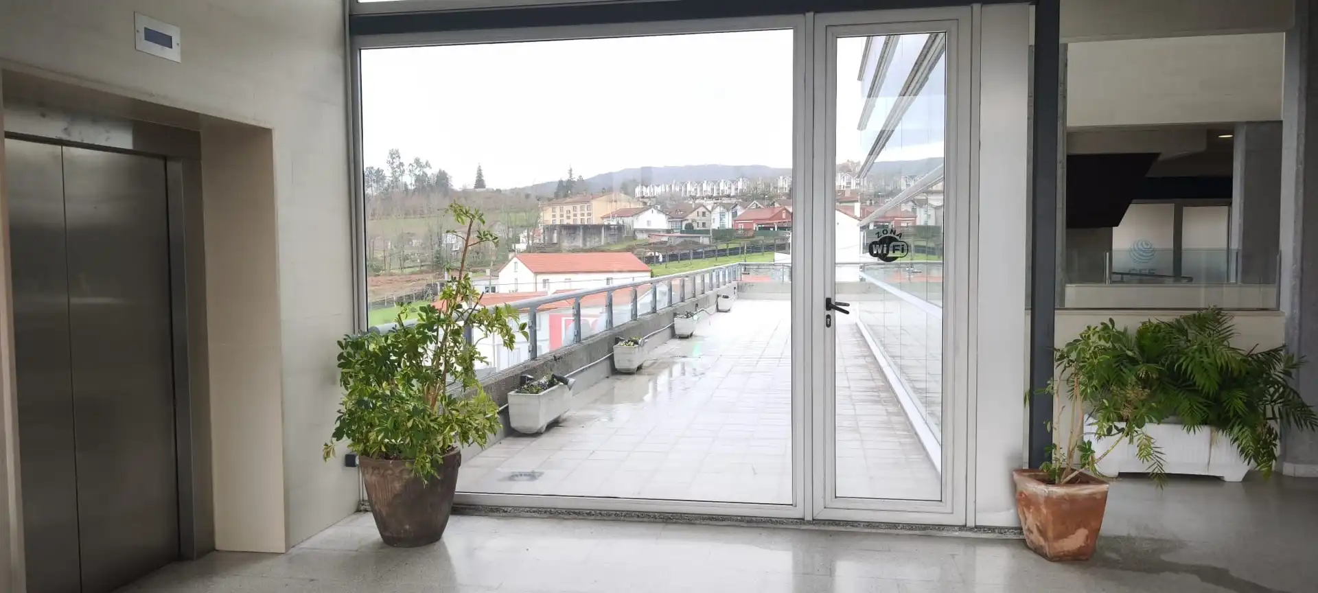 Terraza de Local de alquiler en Brión con Aire acondicionado y Amueblado
