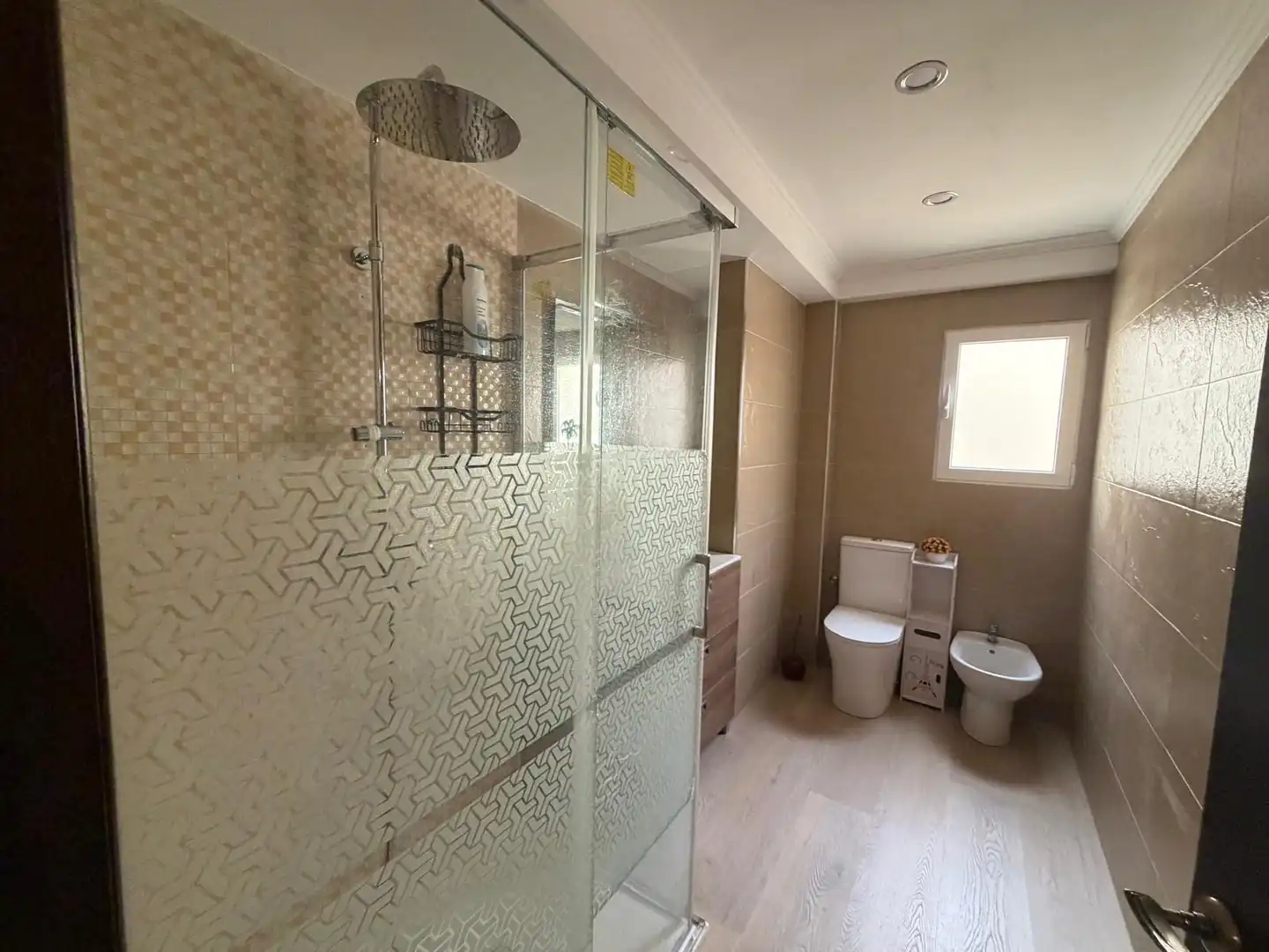 Badezimmer von Wohnung zur Miete in Moncada mit Klimaanlage, Parkett und Möbliert