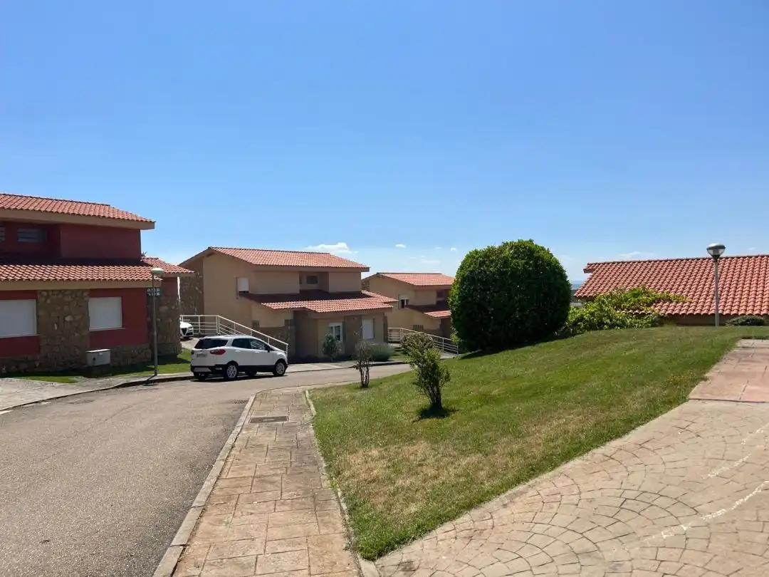 Außenansicht von Einfamilien-Reihenhaus zum Verkauf in Valverde de la Virgen mit Heizung