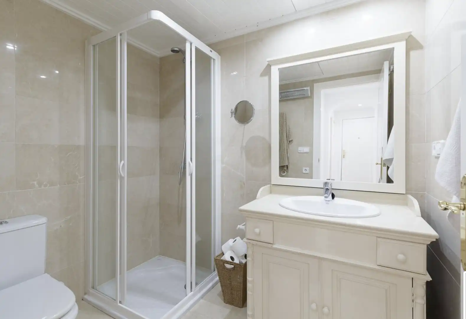 Baño de Ático en venta en Benahavís con Aire acondicionado, Terraza y Trastero