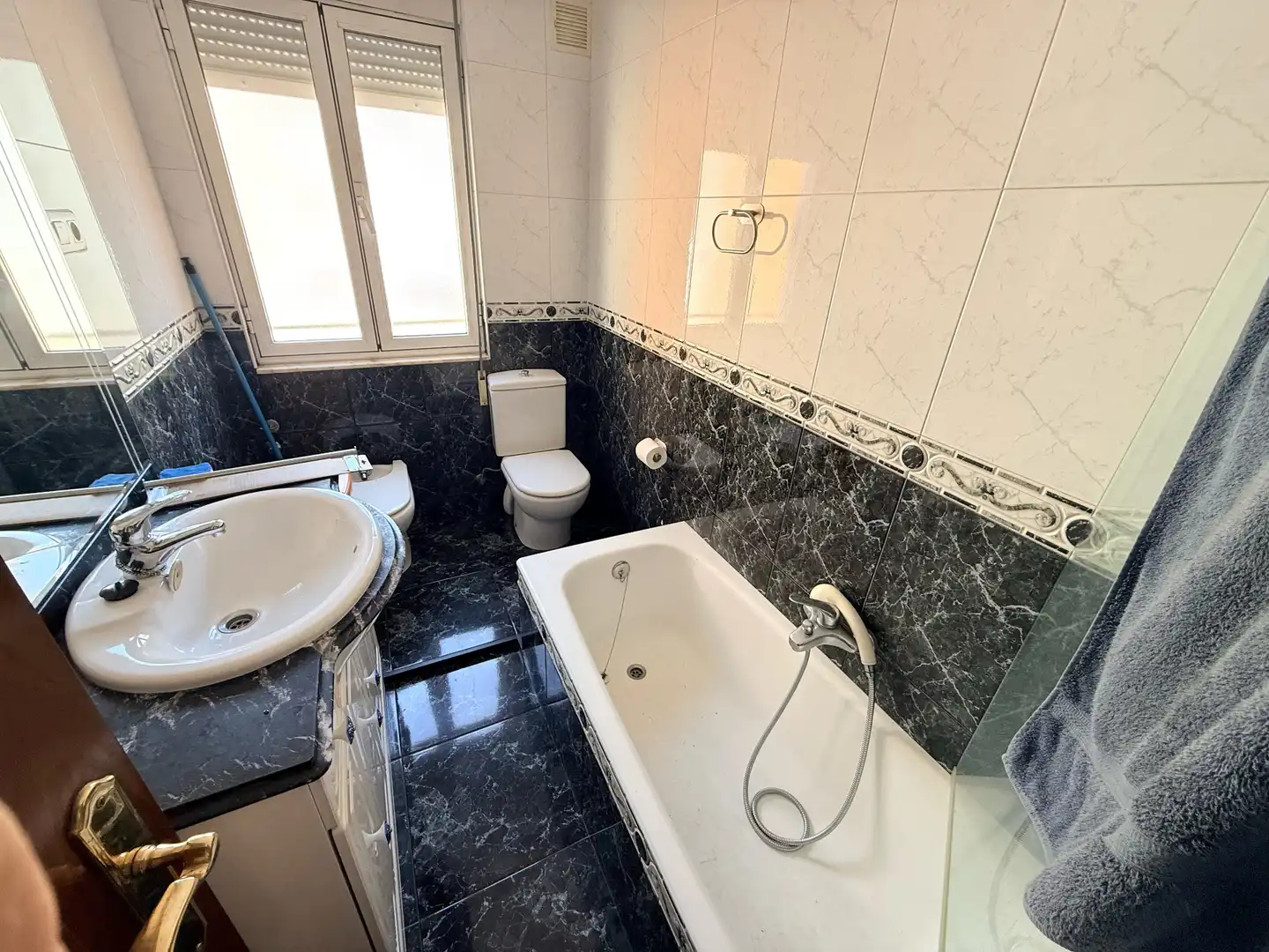 Bany de Apartament de lloguer en León Capital  amb Calefacció, Moblat i Forn