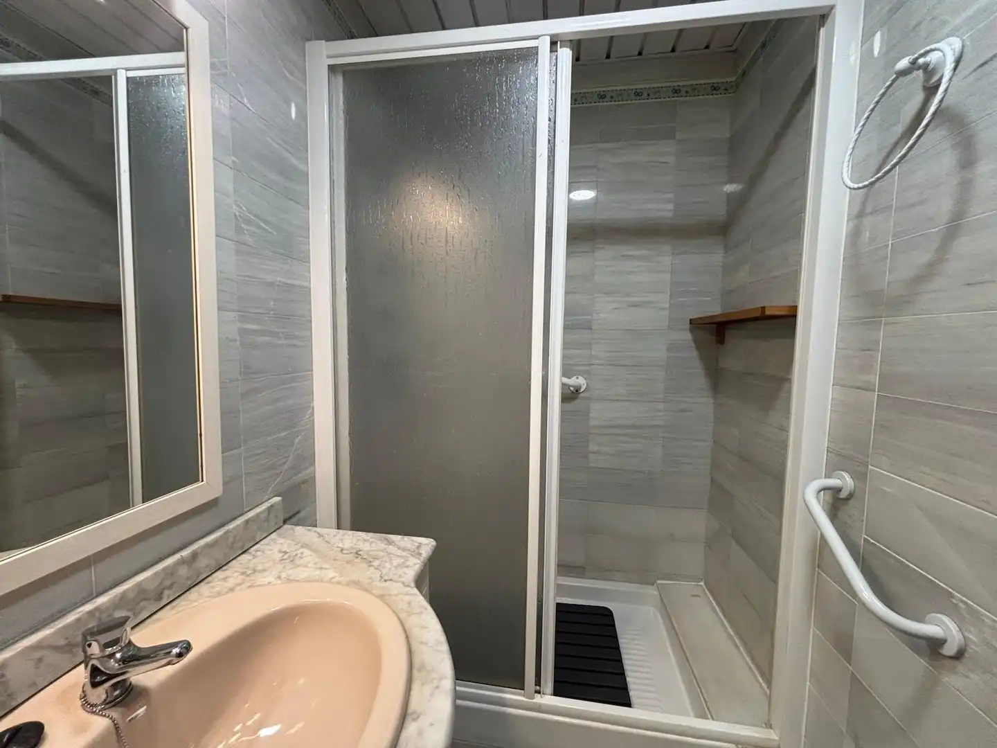 Baño de Piso de alquiler en Córdoba con Aire acondicionado
