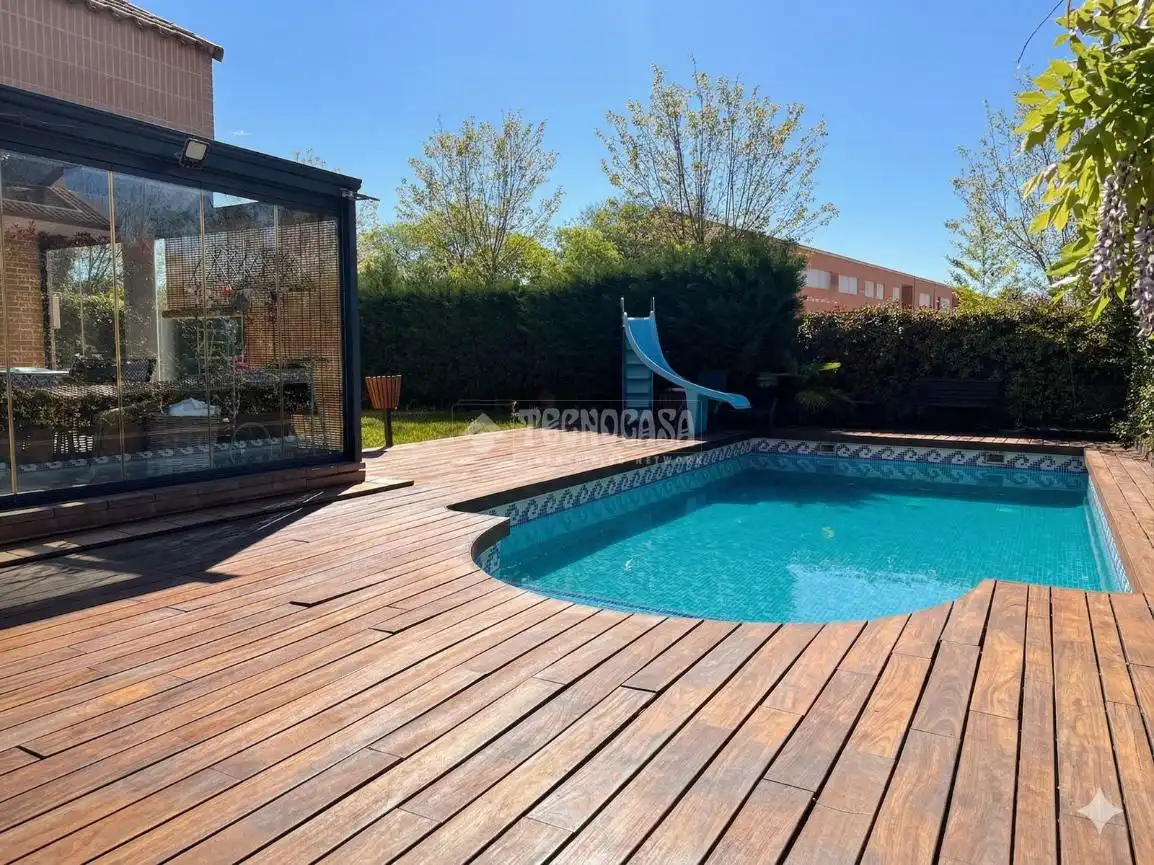 Piscina de Casa adosada en venda en Villanueva de la Cañada amb Aire condicionat, Calefacció i Jardí privat