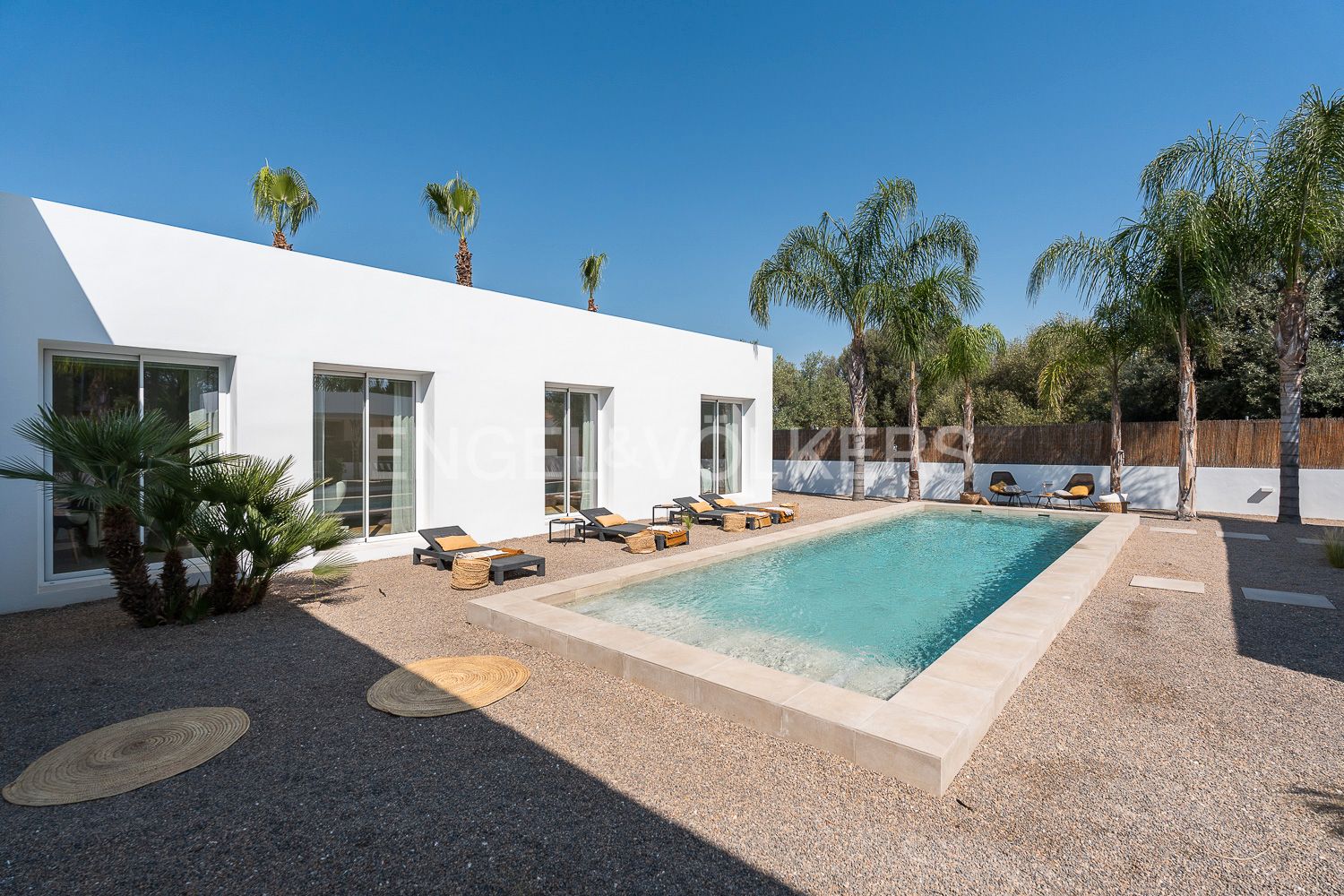 Vista exterior de Casa o xalet en venda en La Pobla de Vallbona amb Aire condicionat, Calefacció i Jardí privat