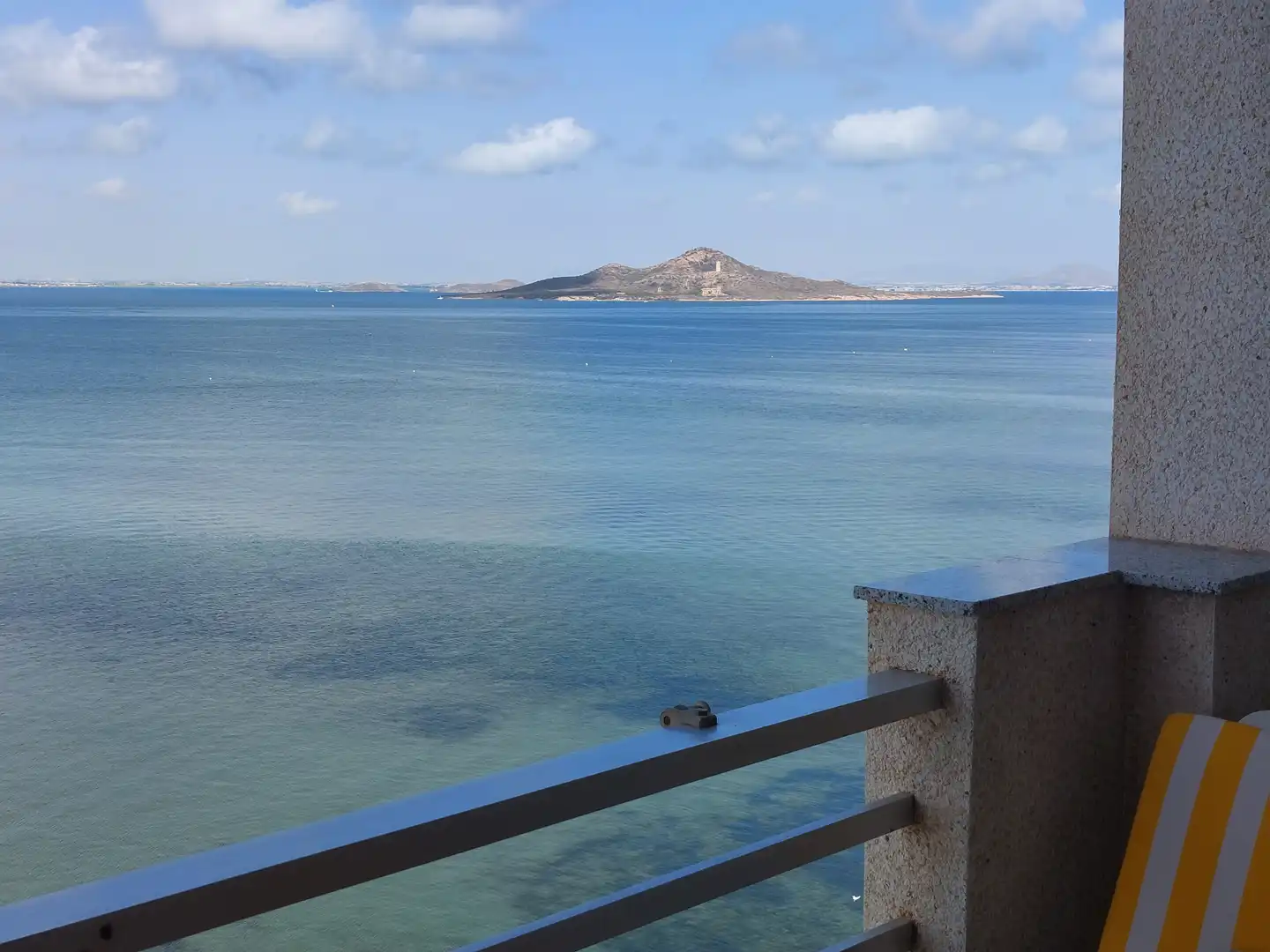 Vista exterior de Apartamento de alquiler en La Manga del Mar Menor con Terraza, Amueblado y Horno