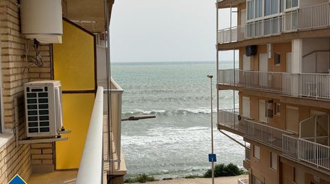 Apartamento renovado con terraza, en la provincia de Alicante, en la ciudad de Torrevieja, en la zona de Playa del Acequión. 3 hab