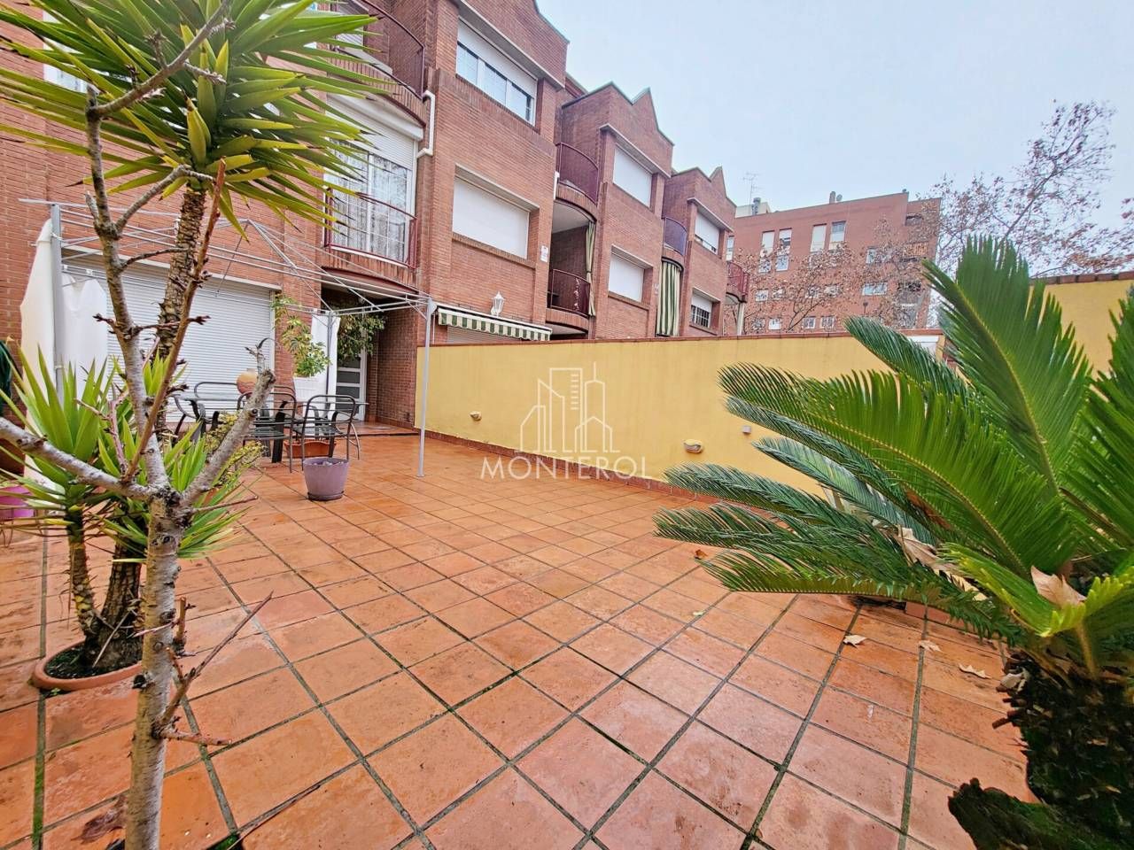 Vista exterior de Casa adosada en venda en Sabadell amb Aire condicionat, Calefacció i Jardí privat