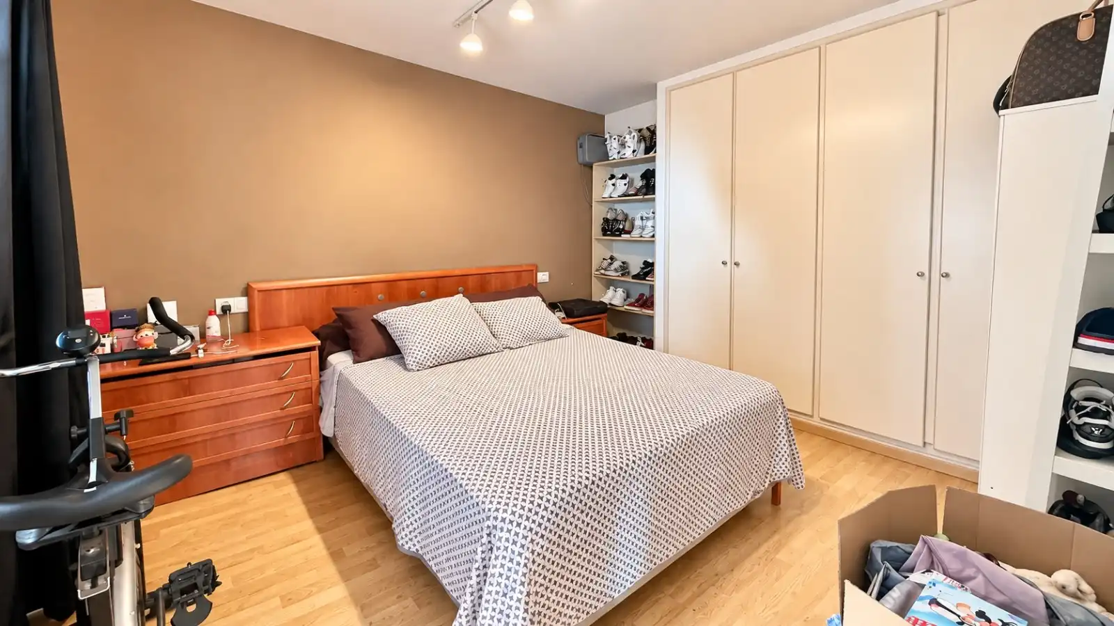Dormitori de Apartament de lloguer en Benidorm amb Aire condicionat, Piscina i Moblat