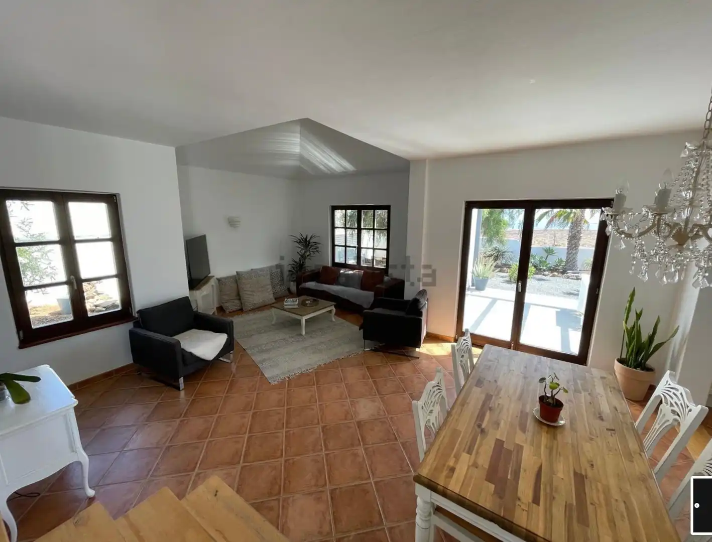 Sala d'estar de Casa o xalet en venda en San Bartolomé amb Aire condicionat, Jardí privat i Terrassa