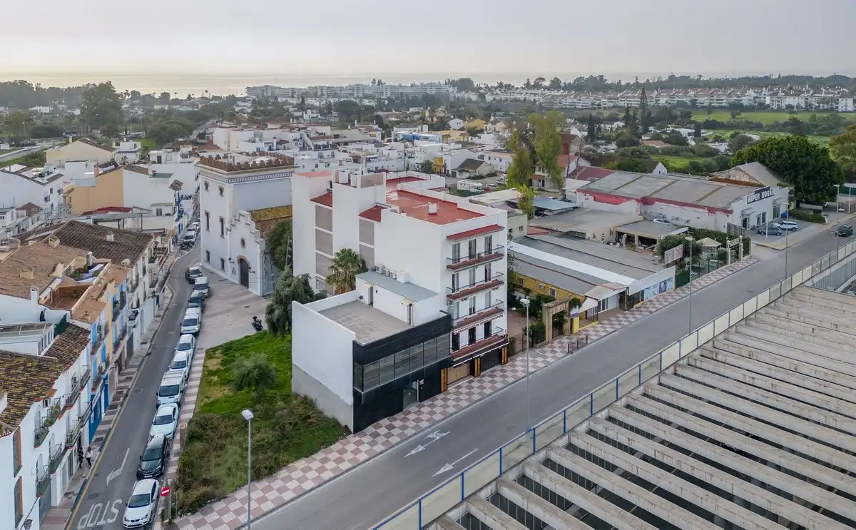 Vista exterior de Edificio en venta en Marbella con Alarma