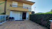 Vista exterior de Casa adosada en venda en Olot amb Aire condicionat, Calefacció i Balcó