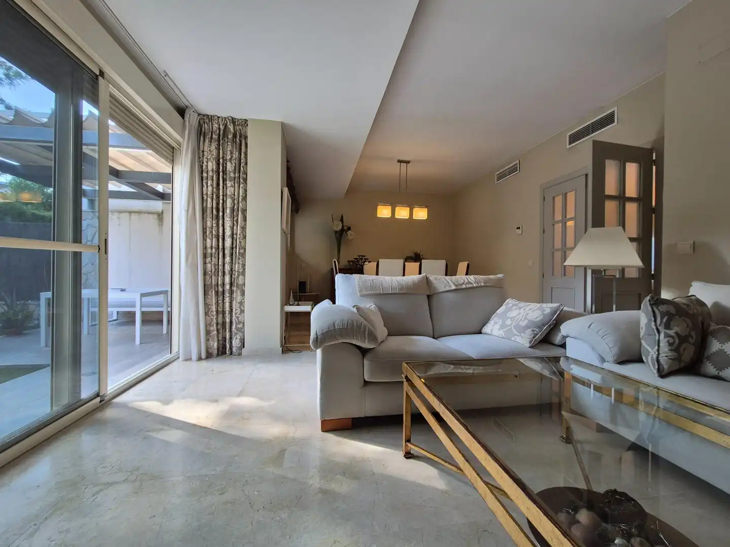 Sala de estar de Casa adosada de alquiler en Alcalá de Guadaira con Aire acondicionado, Calefacción y Jardín privado