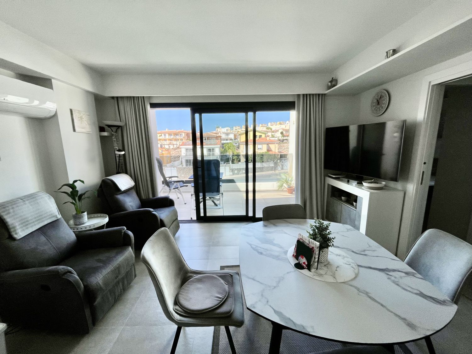 Sala d'estar de Apartament de lloguer en Mogán amb Aire condicionat i Piscina comunitària