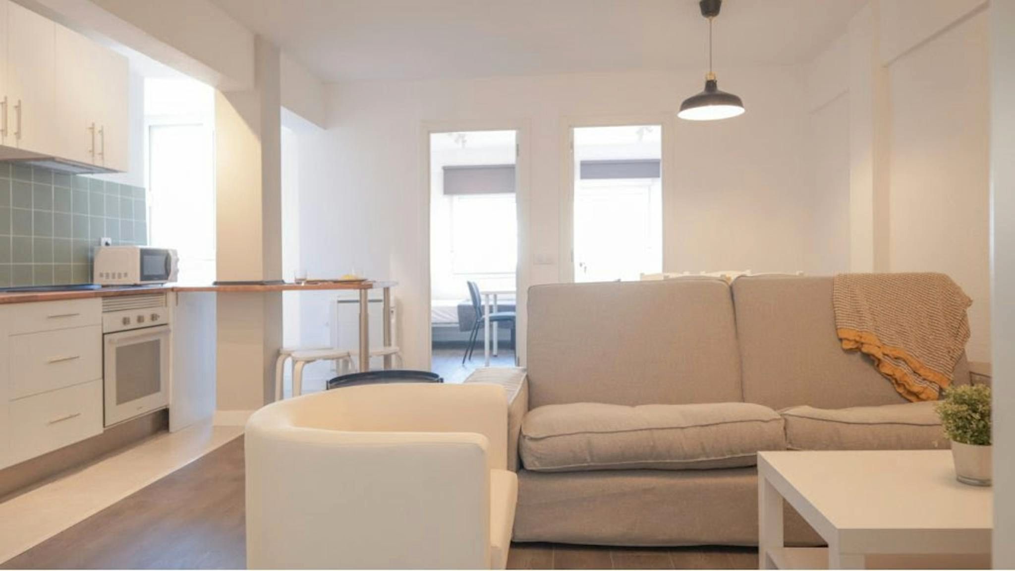 Vista exterior de Piso de alquiler en  Madrid Capital con Calefacción, Amueblado y Lavadora