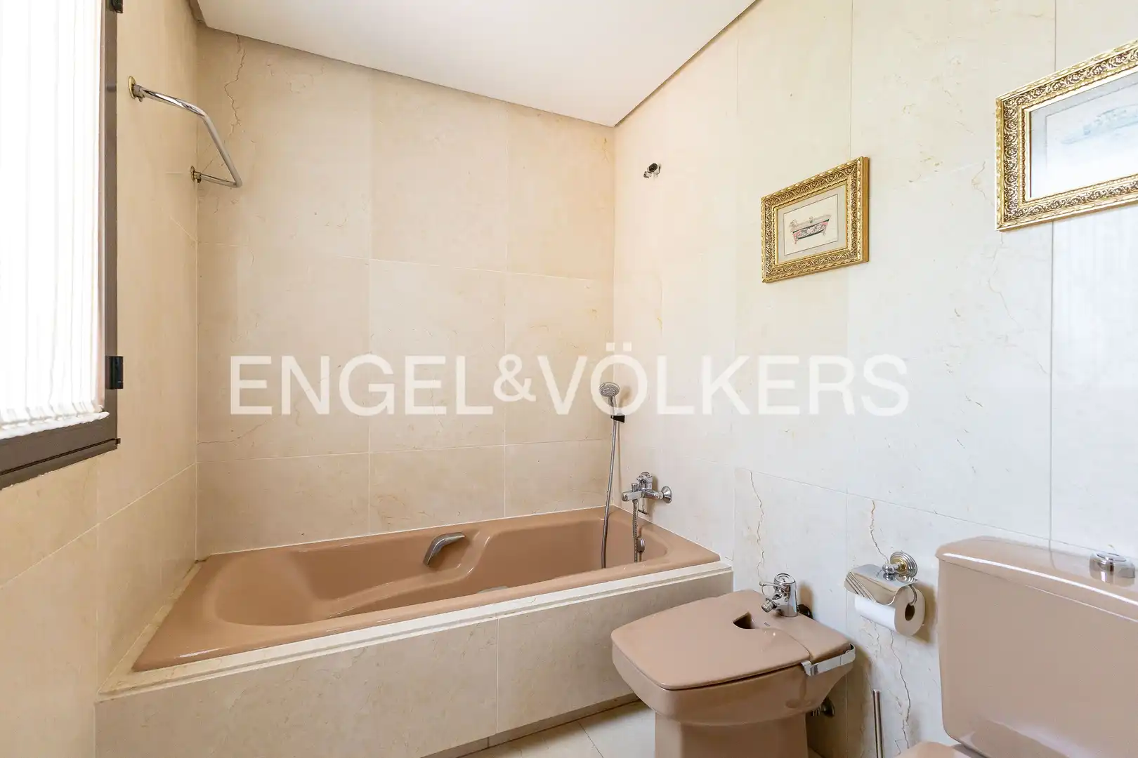 Baño de Casa adosada en venta en Madrid con Aire acondicionado, Calefacción y Jardín privado