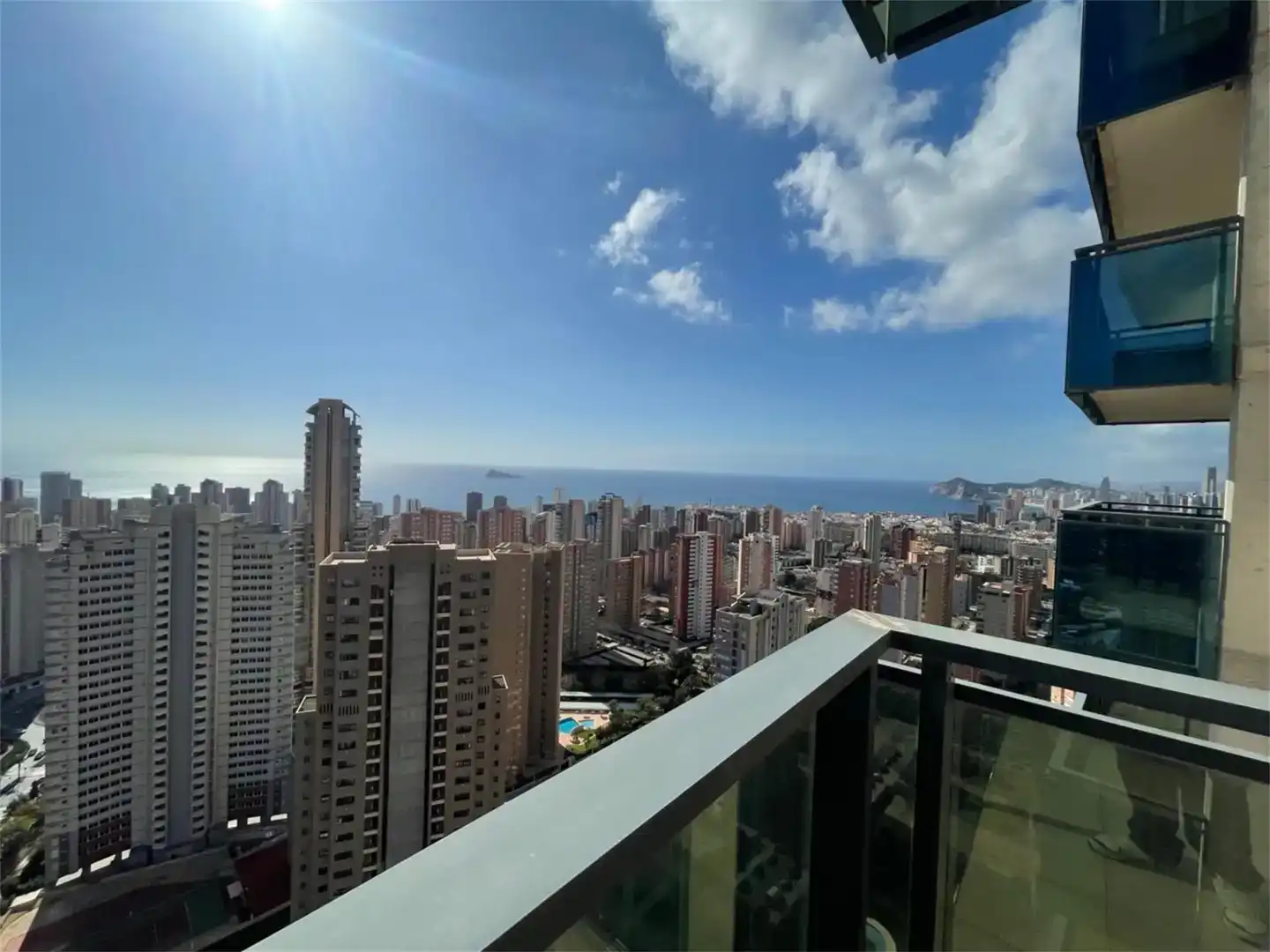 Vista exterior de Àtic en venda en Benidorm amb Aire condicionat, Piscina i Balcó