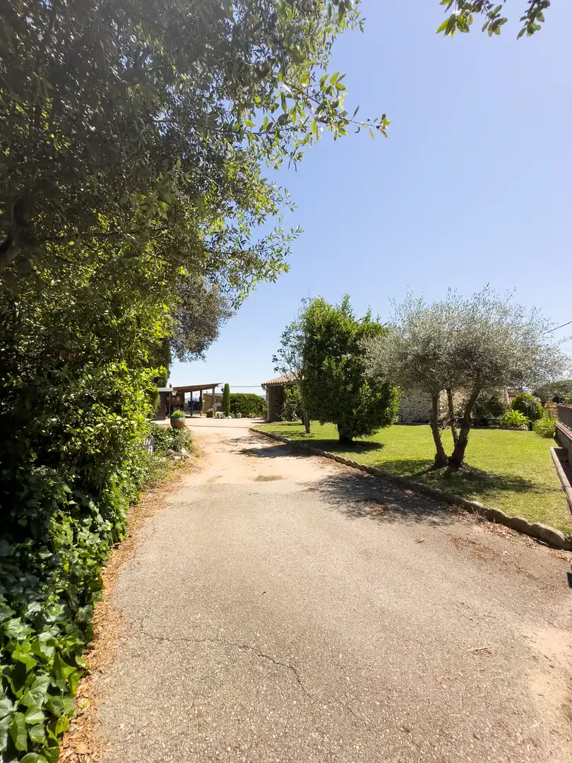 Casa rústica con piscina en venta en Aiguaviva, imagen 3