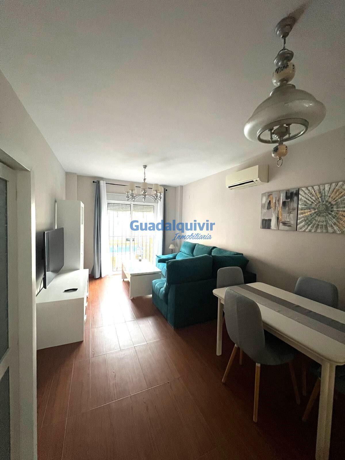 Dormitori de Pis de lloguer en Dos Hermanas amb Aire condicionat, Terrassa i Moblat