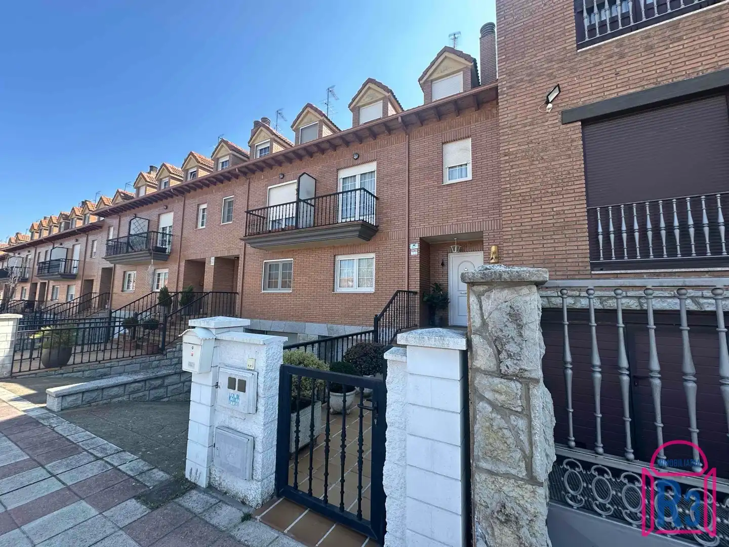 Vista exterior de Casa adosada en venda en San Andrés del Rabanedo amb Calefacció, Jardí privat i Traster