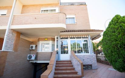 Vista exterior de Casa adosada en venda en Pinto amb Aire condicionat, Terrassa i Balcó