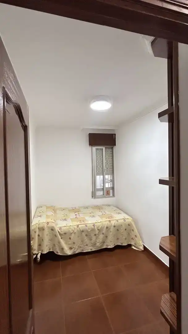 Schlafzimmer von Wohnung zur Miete in Pontevedra Capital  mit Balkon