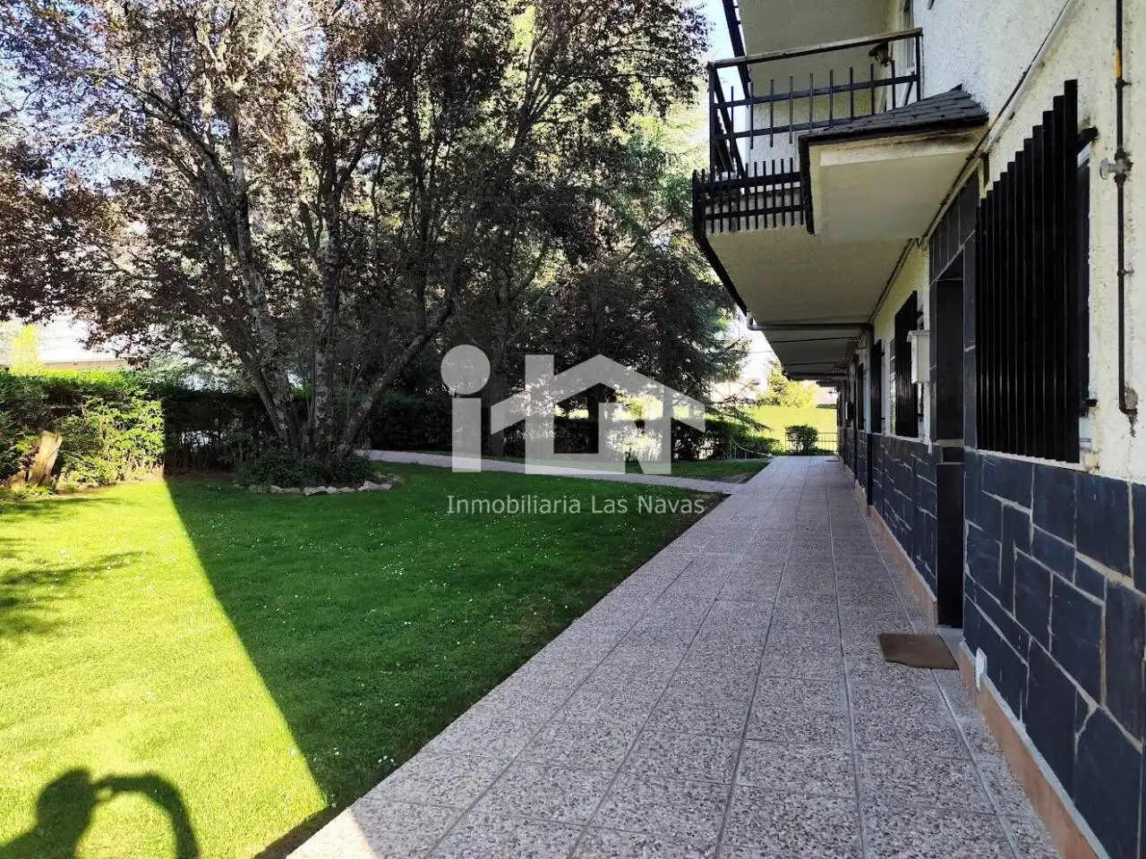 Vista exterior de Pis en venda en Las Navas del Marqués  amb Parquet, Terrassa i Traster