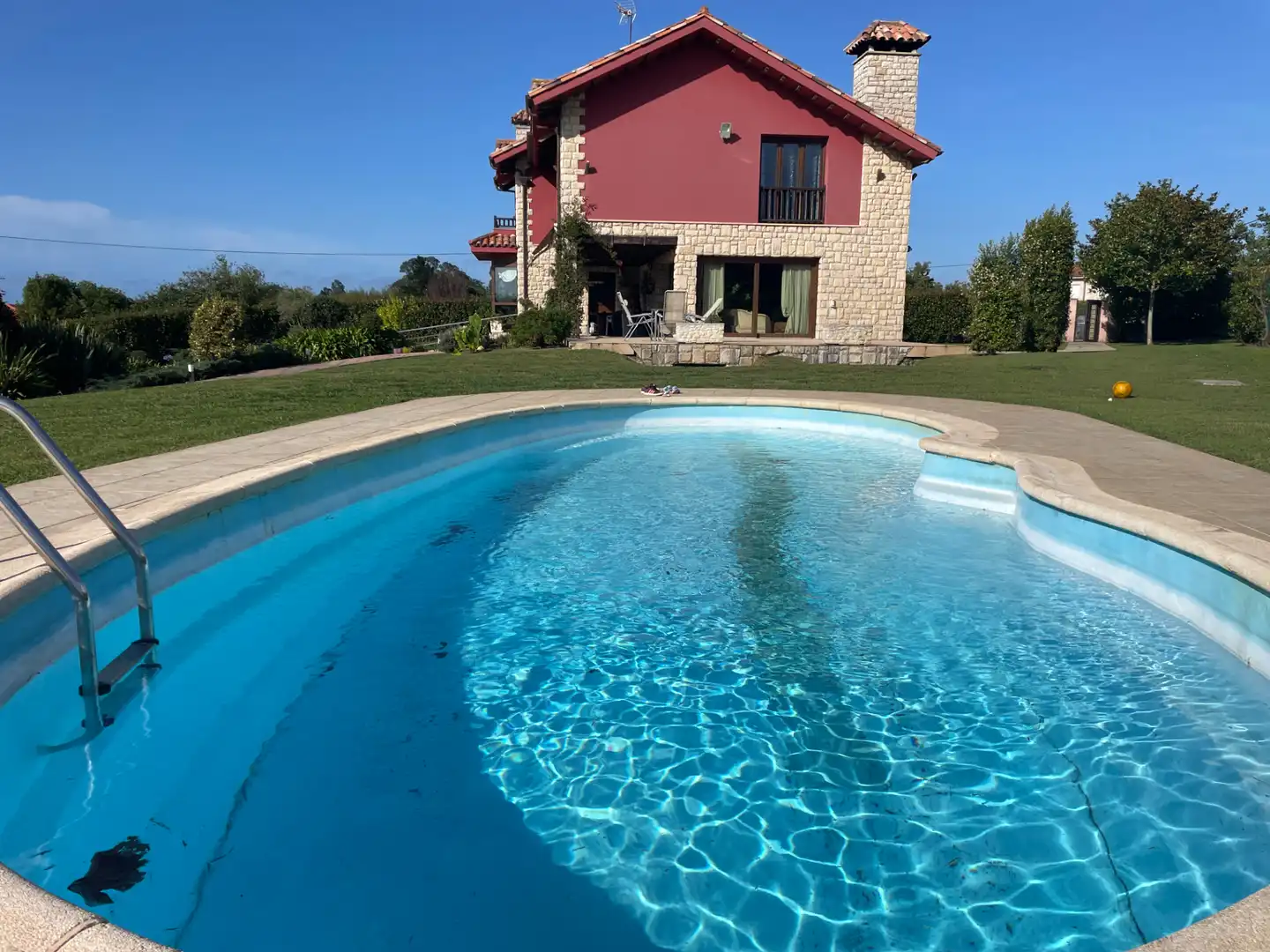Piscina de Casa o xalet en venda en Gijón  amb Calefacció, Jardí privat i Parquet