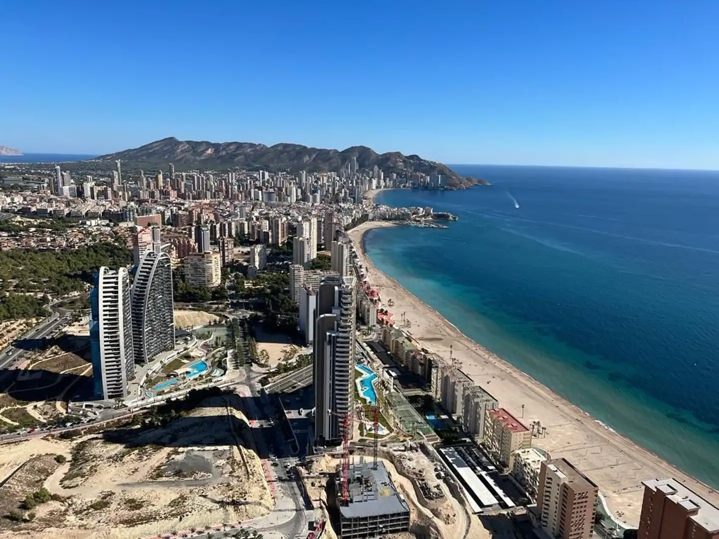 Vista exterior de Casa o xalet de lloguer en Benidorm amb Aire condicionat, Jardí privat i Moblat