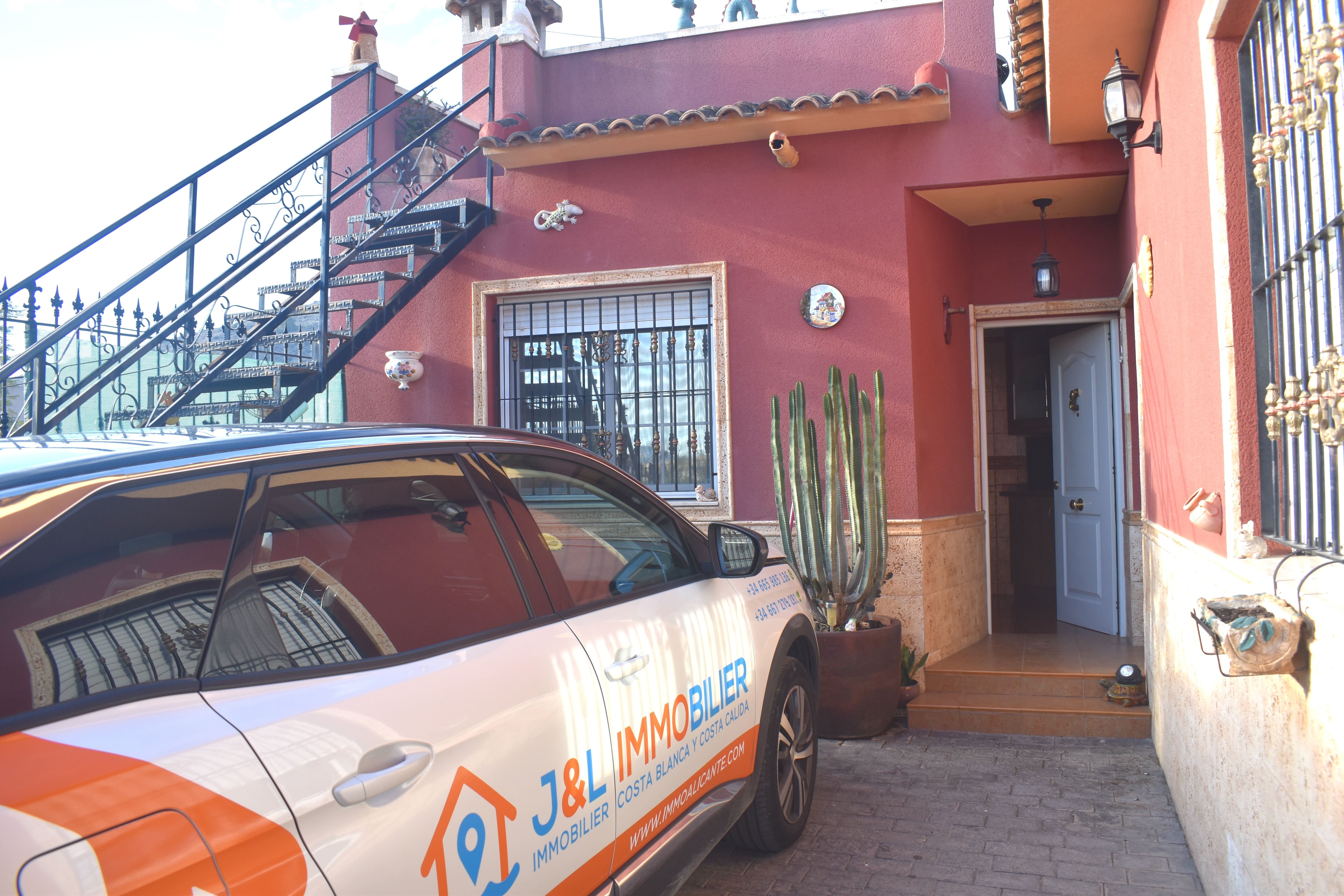 Vista exterior de Casa adosada en venda en Orihuela amb Aire condicionat, Calefacció i Terrassa