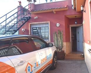 Vista exterior de Casa adosada en venda en Orihuela amb Aire condicionat, Calefacció i Terrassa