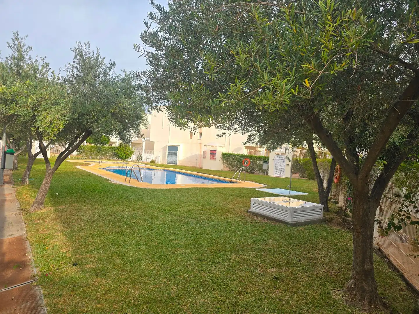 Schwimmbecken von Einfamilien-Reihenhaus zum Verkauf in Vera mit Klimaanlage, Terrasse und Abstellraum
