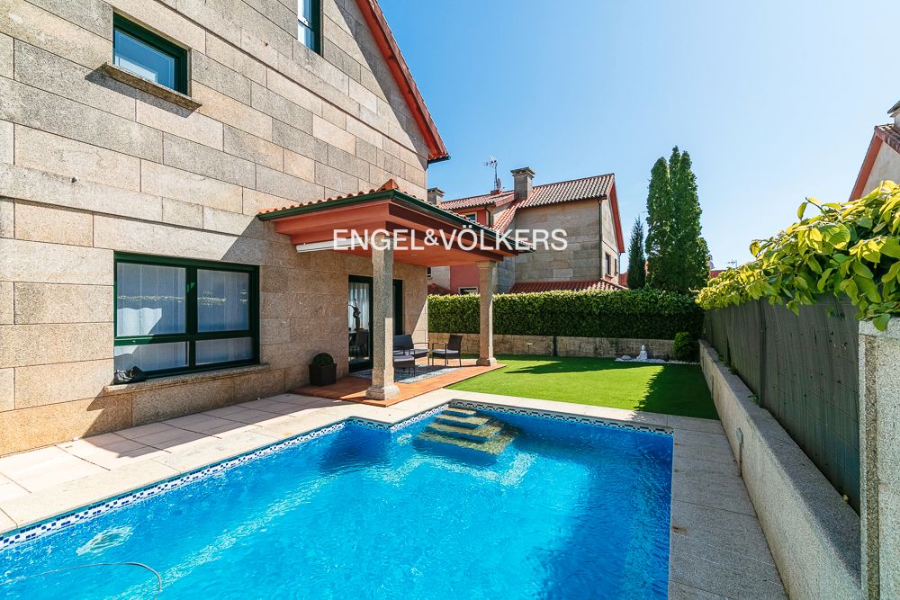 Piscina de Casa o chalet en venta en Vigo  con Calefacción, Jardín privado y Terraza