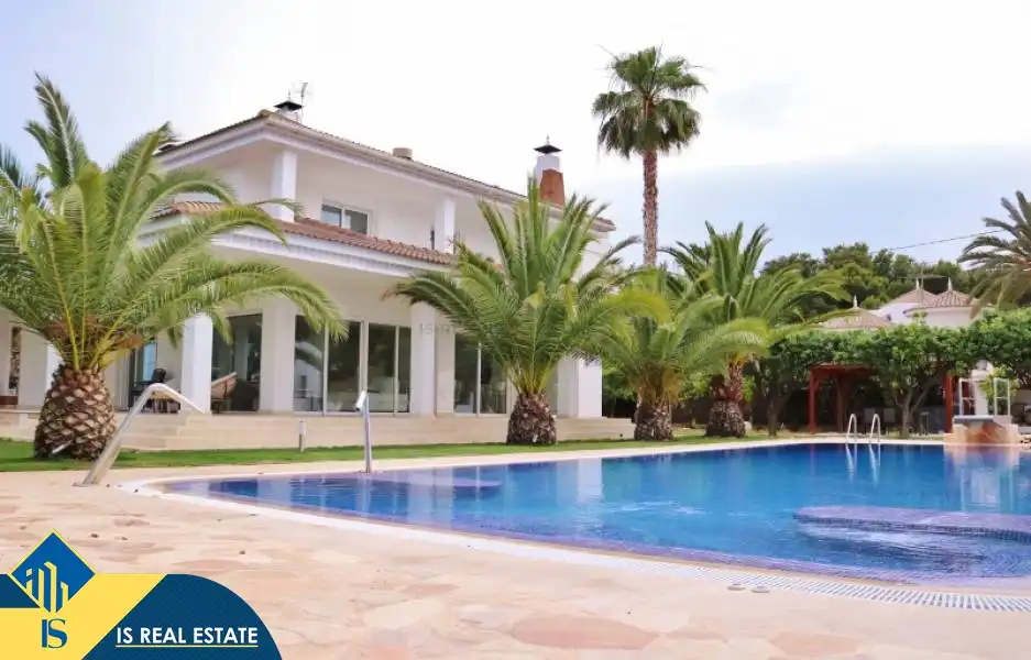 Vista exterior de Casa o xalet en venda en Alicante / Alacant amb Terrassa, Moblat i Piscina comunitària
