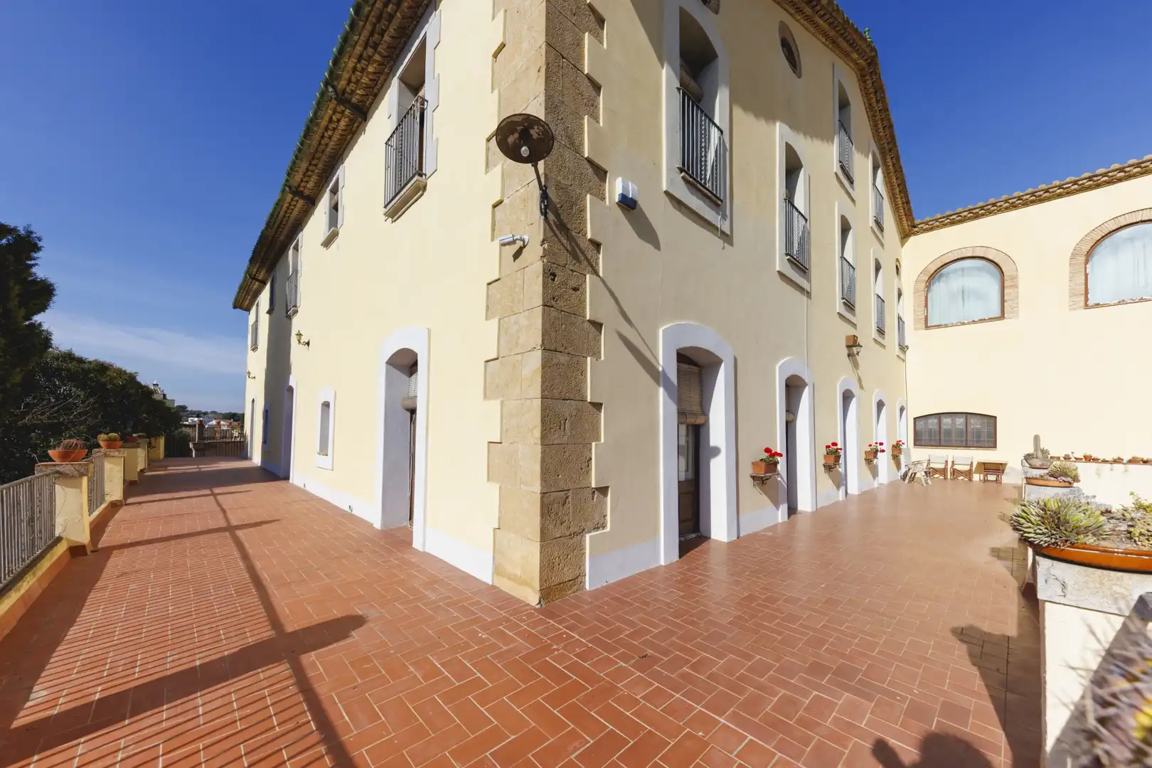 Vista exterior de Finca rústica en venda en Borrassà amb Calefacció, Terrassa i Piscina