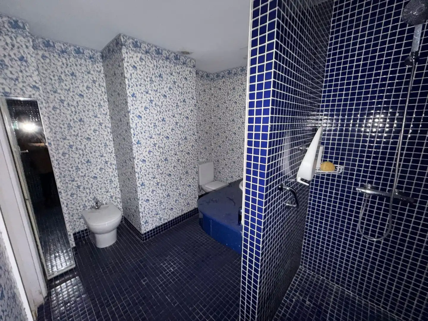 Bathroom of Flat for sale in Zaragoza  with Heating, Terrace and Furnished