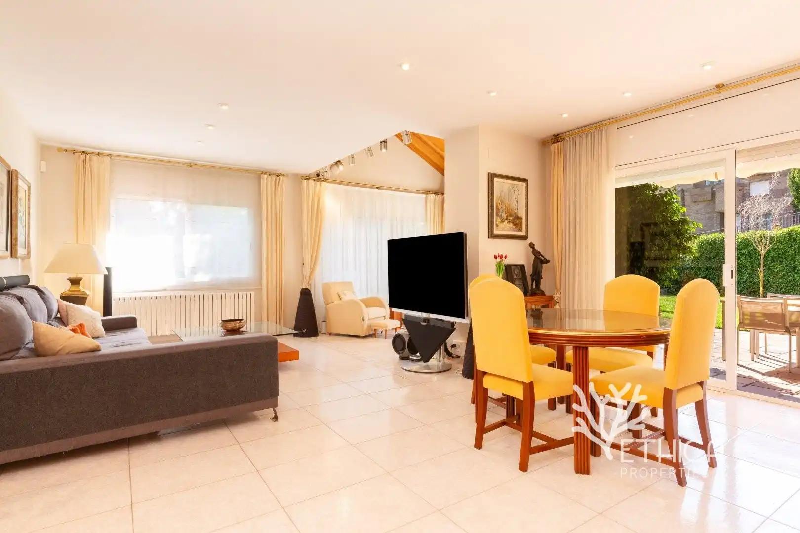 Sala d'estar de Casa o xalet en venda en Cerdanyola del Vallès amb Aire condicionat, Calefacció i Jardí privat