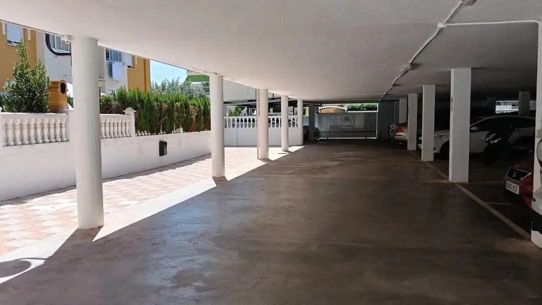 Parkplatz von Wohnungen zum Verkauf in Xeraco mit Klimaanlage, Privatgarten und Terrasse