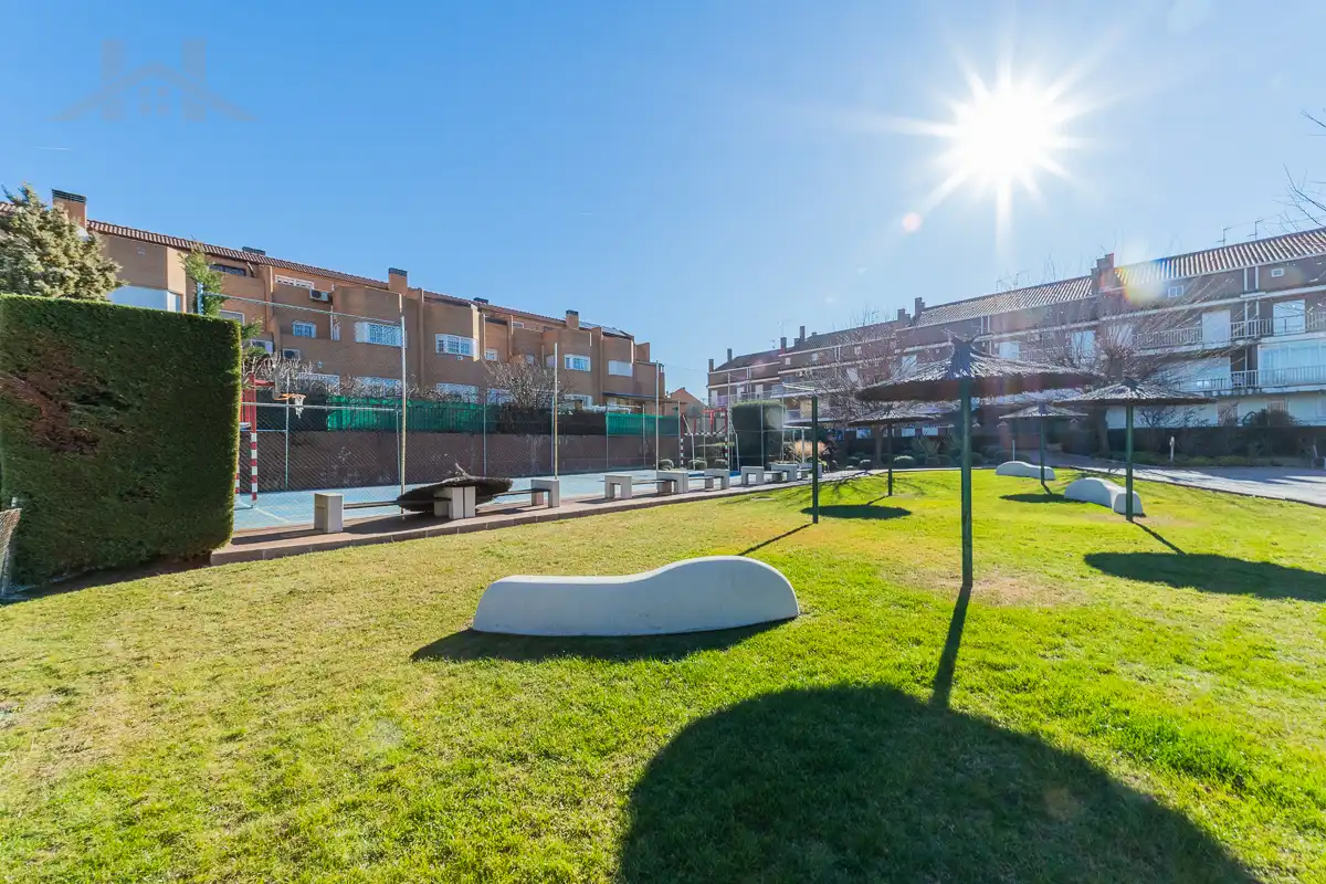 Vista exterior de Casa adosada en venda en Móstoles amb Aire condicionat, Calefacció i Jardí privat