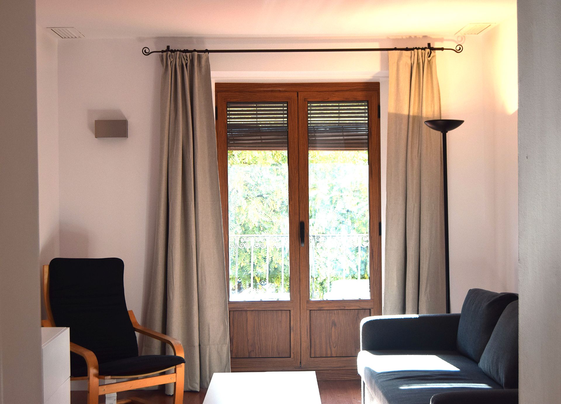 Sala d'estar de Apartament de lloguer en  Barcelona Capital amb Aire condicionat, Parquet i Moblat