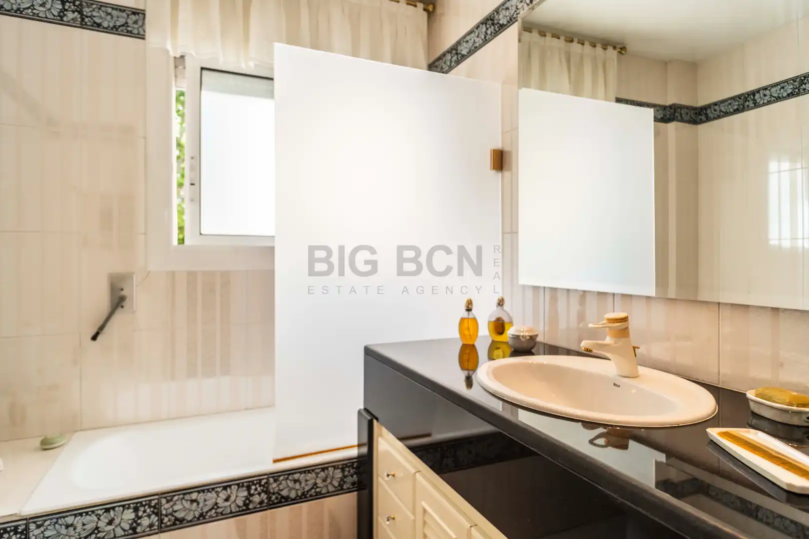Bany de Casa o xalet en venda en Barcelona amb Aire condicionat, Calefacció i Jardí privat