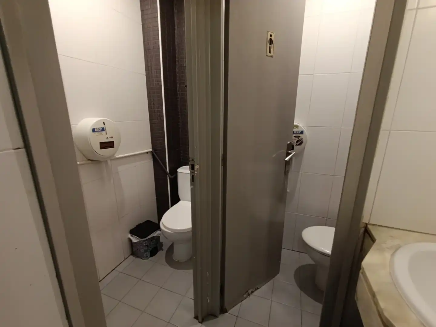 Baño de Local en traspaso en Barcelona con Aire acondicionado, Terraza y Amueblado