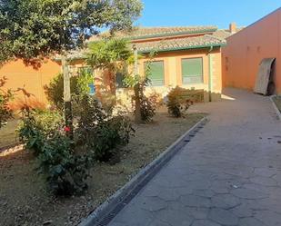 Vista exterior de Casa o xalet en venda en Roales de Campos amb Calefacció, Jardí privat i Terrassa