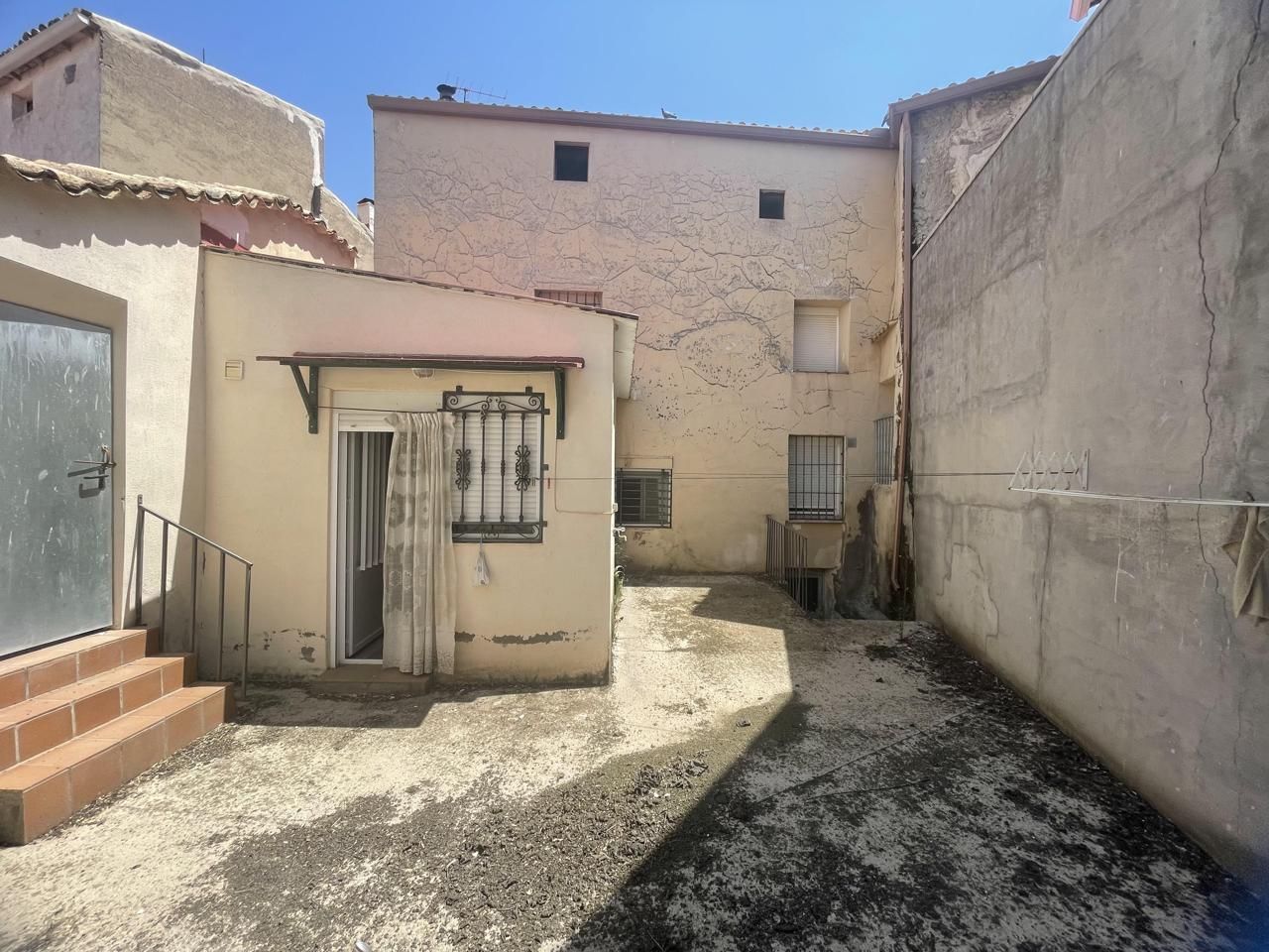 Vista exterior de Casa adosada en venda en Barajas de Melo amb Moblat