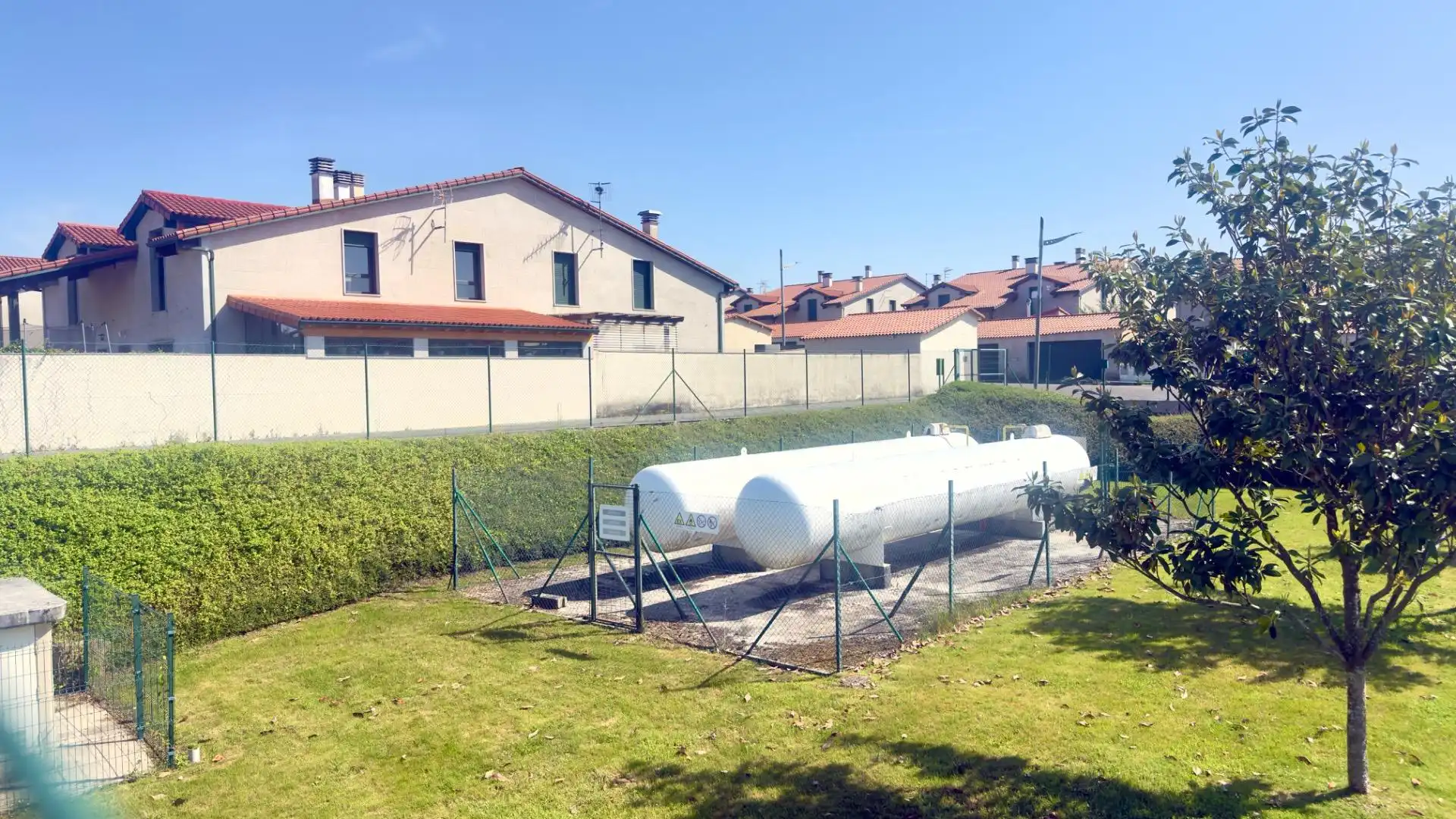 Vista exterior de Casa adosada en venta en A Merca   con Calefacción, Jardín privado y Terraza