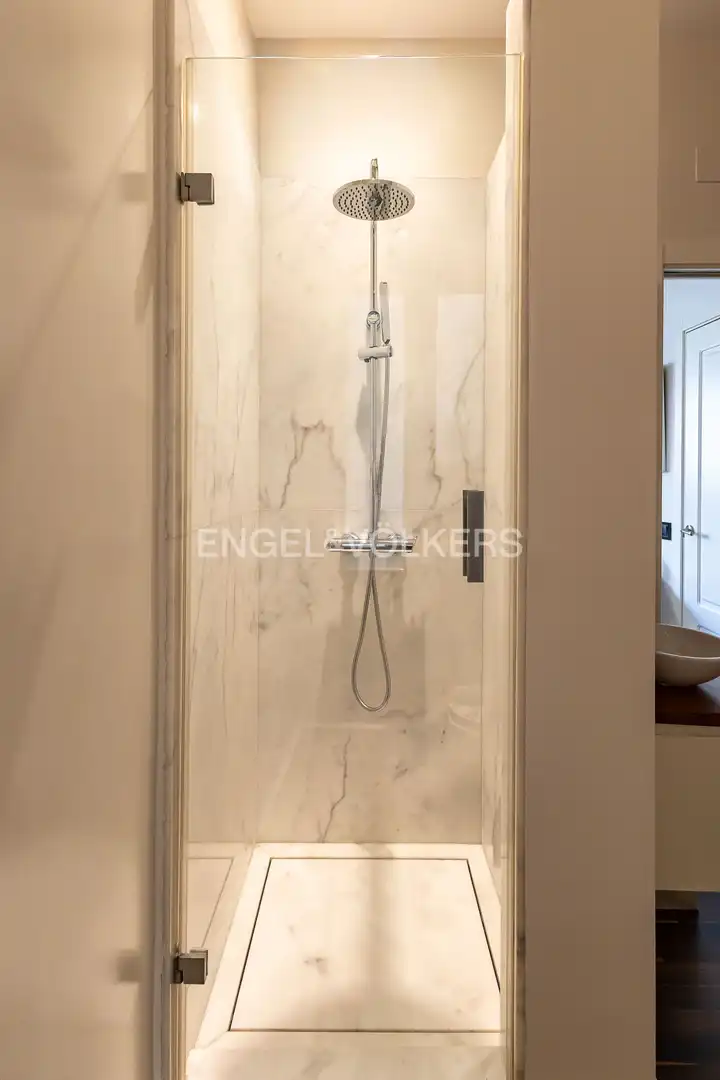 Bathroom of Flat for sale in Madrid  with Air Conditioner, Heating and Parquet flooring