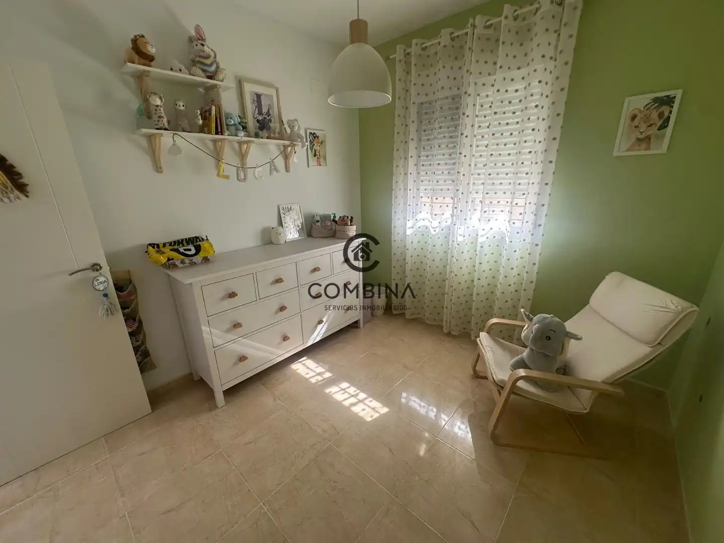 Schlafzimmer von Einfamilien-Reihenhaus zum Verkauf in Camas mit Klimaanlage, Terrasse und Abstellraum