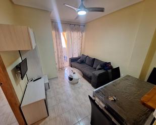 Sala d'estar de Apartament de lloguer en Torrevieja amb Aire condicionat, Terrassa i Balcó