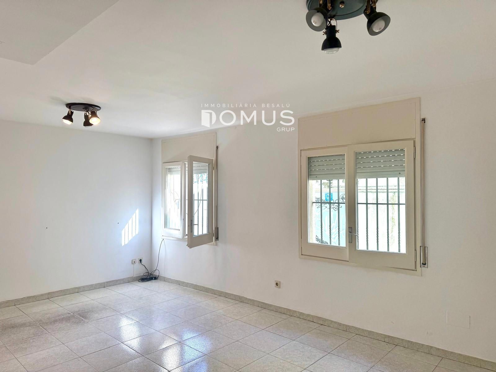 Sala d'estar de Local en venda en Besalú