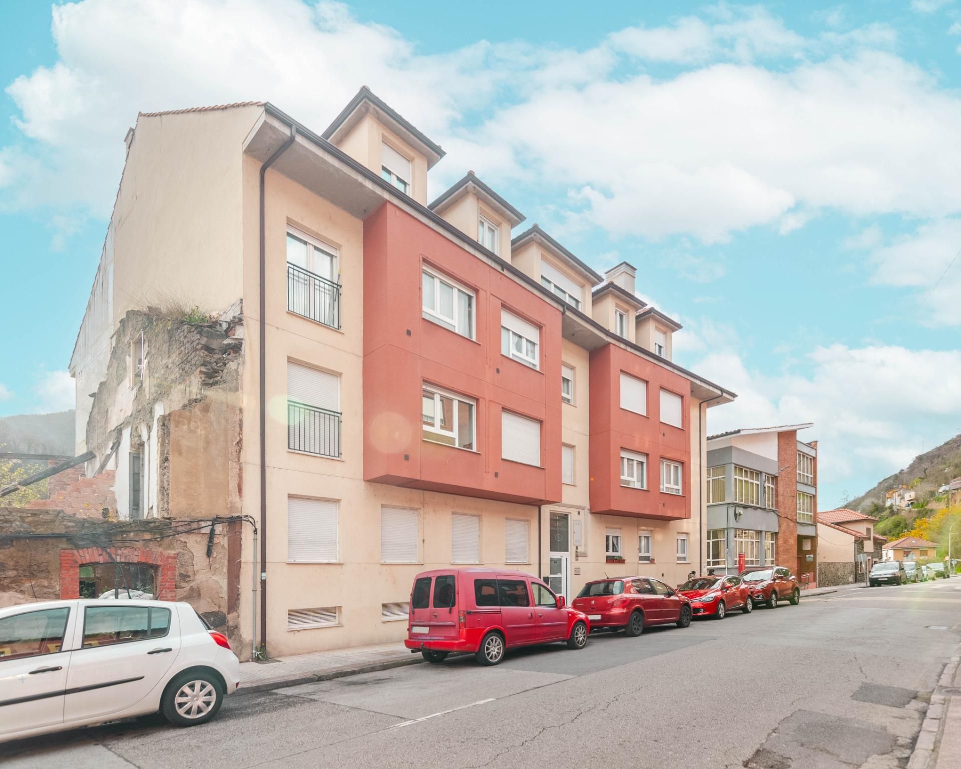 Außenansicht von Wohnung zum Verkauf in Aller mit Heizung, Abstellraum und Möbliert